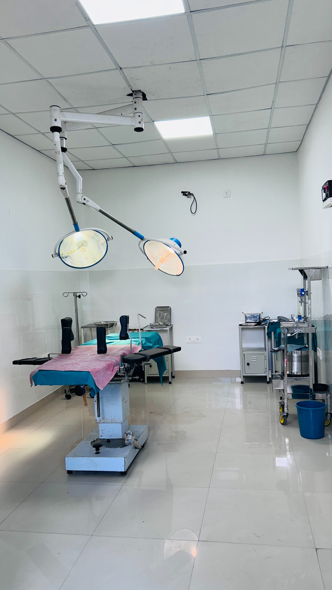 Surgical operation theatre with adjustable procedure table and lights